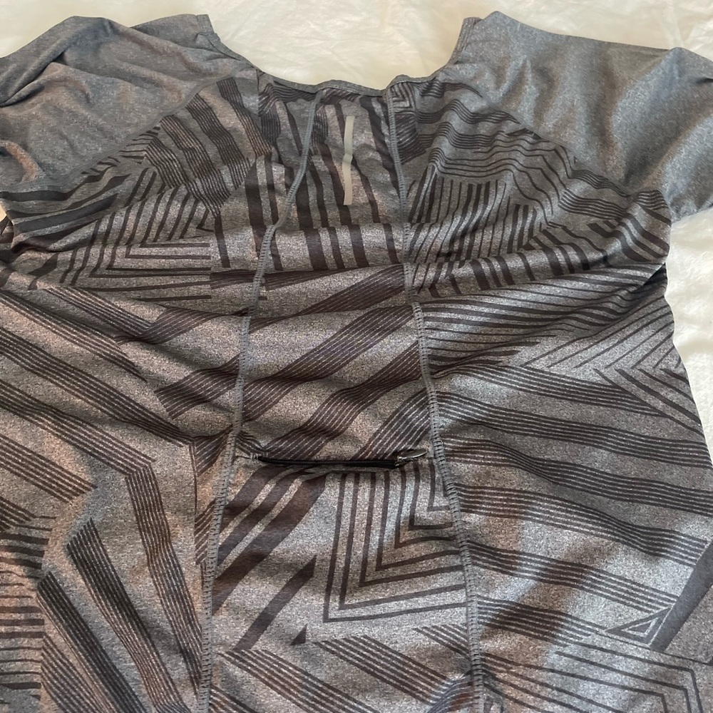Gray long sleeves running shirt